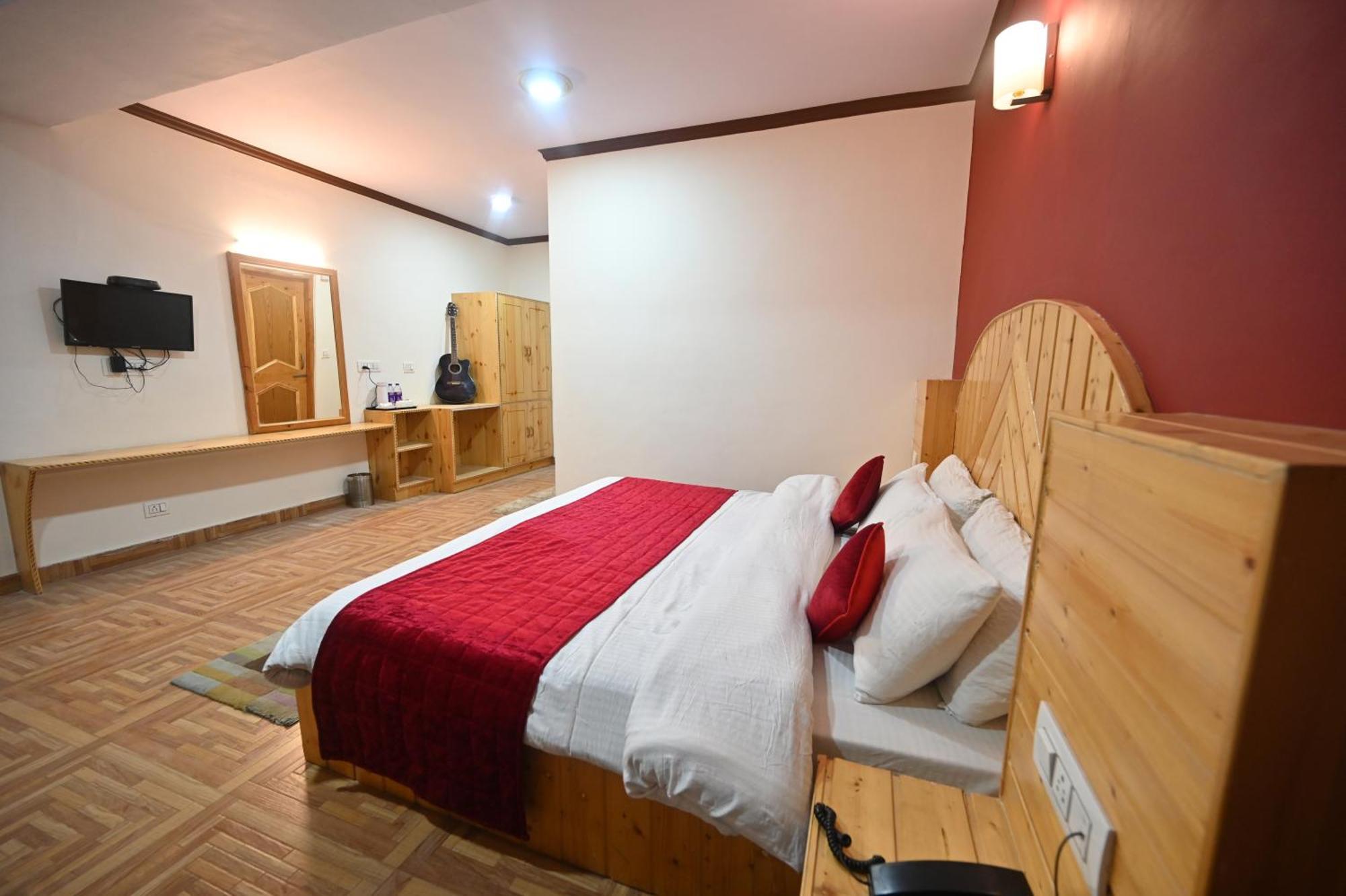 Krishana Cottage A Pure Veg !!!300 M From Hadimba Temple!!!Balcony Rooms!!!Veg Restaurant!!!Couple Friendly!!!Family Cottage!!! Manāli Exterior foto