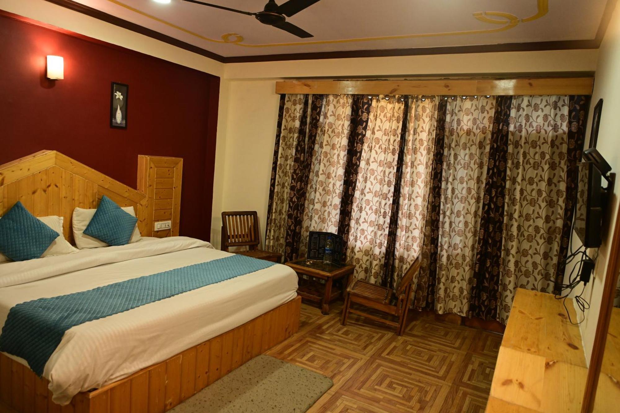 Krishana Cottage A Pure Veg !!!300 M From Hadimba Temple!!!Balcony Rooms!!!Veg Restaurant!!!Couple Friendly!!!Family Cottage!!! Manāli Exterior foto
