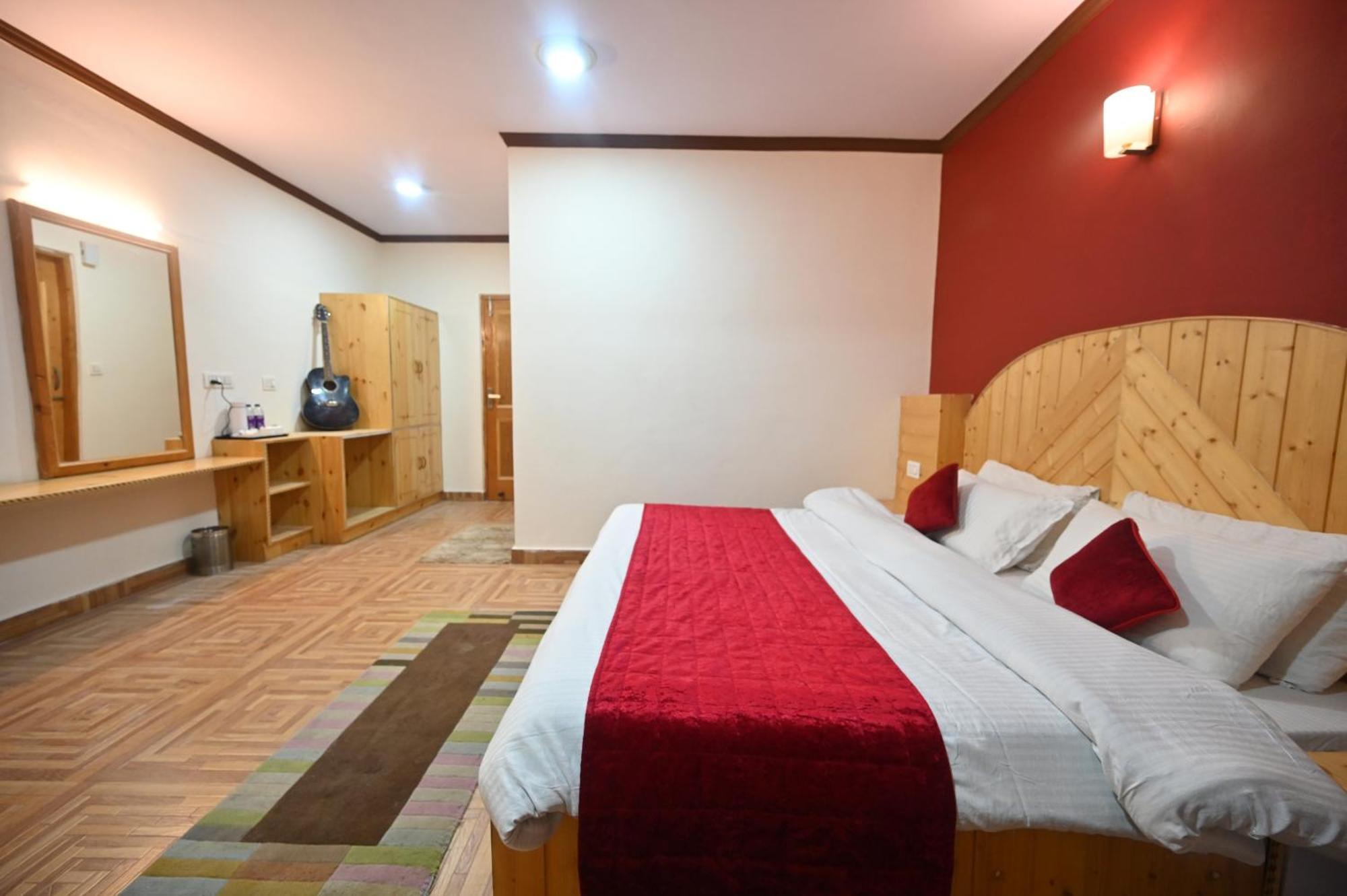 Krishana Cottage A Pure Veg !!!300 M From Hadimba Temple!!!Balcony Rooms!!!Veg Restaurant!!!Couple Friendly!!!Family Cottage!!! Manāli Exterior foto