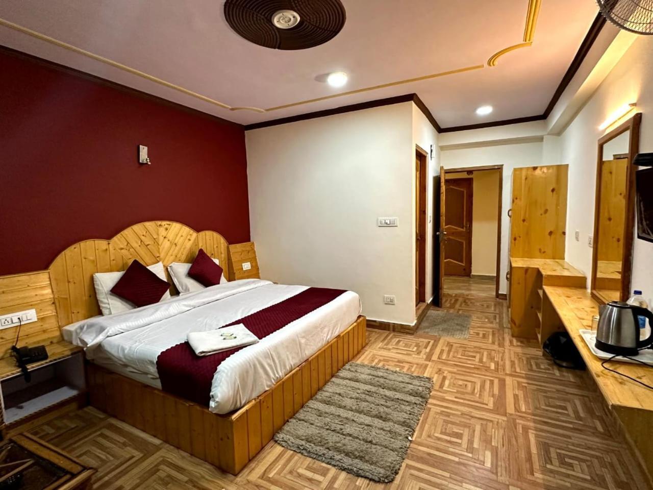 Krishana Cottage A Pure Veg !!!300 M From Hadimba Temple!!!Balcony Rooms!!!Veg Restaurant!!!Couple Friendly!!!Family Cottage!!! Manāli Cameră foto