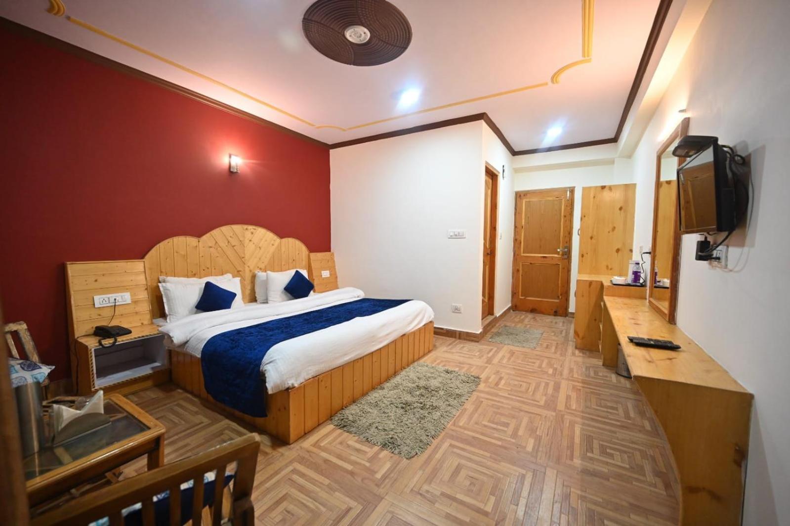 Krishana Cottage A Pure Veg !!!300 M From Hadimba Temple!!!Balcony Rooms!!!Veg Restaurant!!!Couple Friendly!!!Family Cottage!!! Manāli Cameră foto